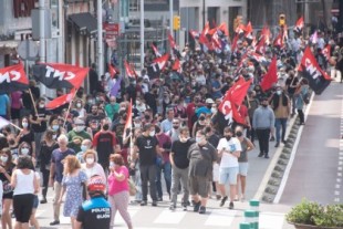 Varios miles de manifestantes arropan en las calles de Xixón a las siete personas del ‘caso de La Suiza’