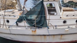 Encalla un velero vacío en O Vicedo e investigan el paradero de su tripulación