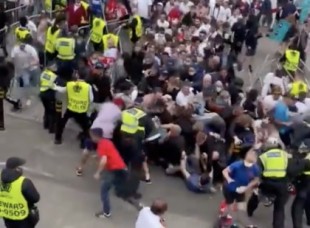 Batalla campal y locura total en Wembley y sus accesos: botellas volando y la policía desbordada