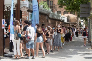 Cataluña impone el cierre a las 00:30 y limita los encuentros a diez personas