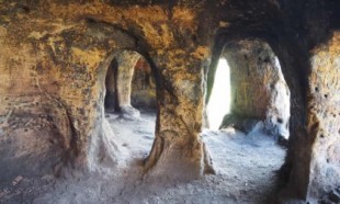 Casa-cueva de Derbyshire identificada como morada de un rey exiliado del siglo IX [ENG]