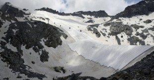 Italia cubre el glaciar Presena con tela reflectante para salvar el 70% de su nieve (ING)