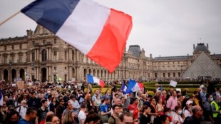 Miles de personas protestan en Francia contra la "dictadura sanitaria"