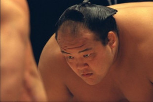 Entre lo místico y lo insoportable: así es la vida de un luchador de sumo