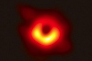 Cómo el universo es reflejado cerca de los agujeros negros