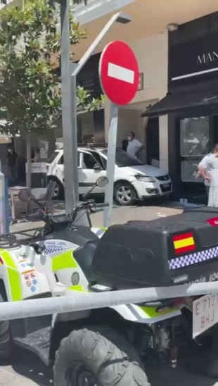 Un conductor estampa su coche contra la terraza de un restaurante en Marbella y atropella a varias personas