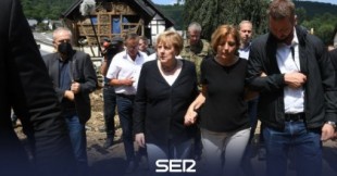 La foto de Merkel por las "imágenes fantasmagóricas" de las inundaciones en Alemania que da la vuelta al mundo