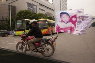 25 años buscando a su hijo en moto por toda China