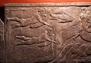 Los relieves asirios que muestran nadadores usando artefactos para flotar