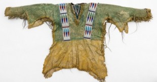 Museo alemán devuelve una camisa de cuero bordada de un jefe lakota a sus familiares