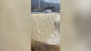 A Dubai se le va de las manos la lluvia artificial y provocan torrentes