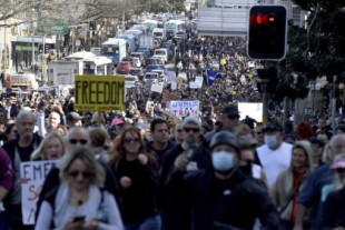Las protestas por las restricciones para contener la pandemia se extienden por el mundo