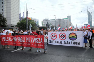 Polacos manifestándose contra el totalitarismo