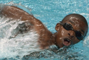 Moussambani, el hombre que en Sidney 2000 nadó peor que tu sobrino y se convirtió en símbolo olímpico