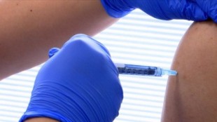 Bruselas cierra un acuerdo con Novavax para comprar 200 millones de dosis de su futura vacuna
