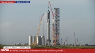 SpaceX monta con éxito el cohete más alto del mundo (y lo desmonta una hora después)