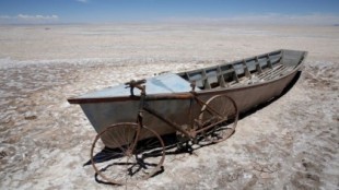 Segundo lago más grande de Bolivia se convierte en un desierto