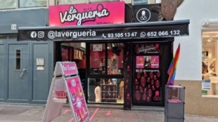 El Ayuntamiento de Sitges prohíbe los penes decorativos de una tienda de ‘vergofres’’
