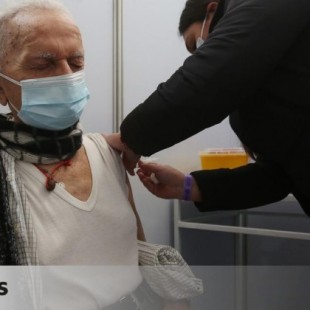 Chile comienza la vacunación de terceras dosis a su población mayor de 55 años