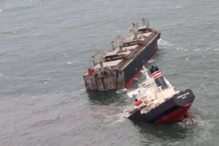 Un carguero se parte en dos y vierte combustible en la costa japonesa