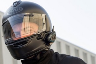 Añade este auricular Bluetooth a tu casco de moto para tener mayor  seguridad y hacer llamadas por menos de 25 euros