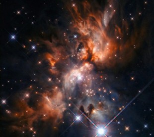 Hubble se asoma a un vivero estelar polvoriento [ENG]