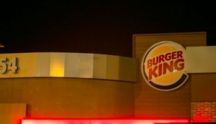 De gerente ejemplar en Burger King a ser suspendida de empleo y sueldo tras querer conciliar por ser madre