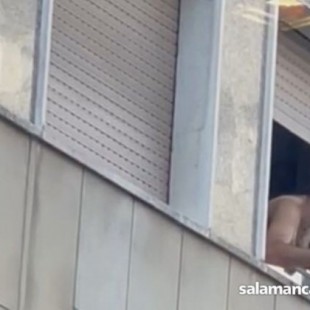 Guarradas desde la ventana en pleno centro de Salamanca: se lava los dientes y escupe a la calle