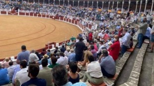 Ni distancia de seguridad ni límite de aforo, la doble vara de medir para los toros en Gijón