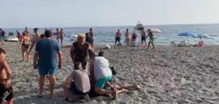 Narcos en Granada: Dos narcos irrumpen en una lancha en la playa de Melicena y los bañistas heroicamente atrapan a uno de ellos