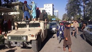 Helicópteros, vehículos militares y arsenales de rifles: vídeos muestran los botines que los talibanes lograron en Afganistán