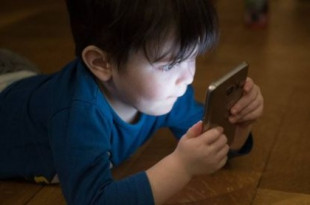 Estudio asocia el uso de pantallas con un peor desarrollo de los niños