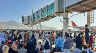 Varios muertos en pleno caos en el aeropuerto de Kabul por abandonar el país