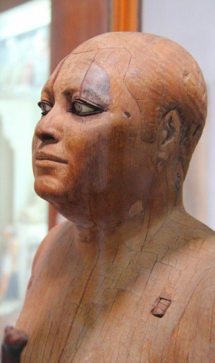 La sorprendente estatua egipcia de 4500 años hecha en madera y con ojos de cristal de roca