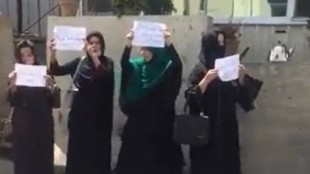 Insólita protesta de cuatro mujeres en Kabul tras la llegada de los talibanes