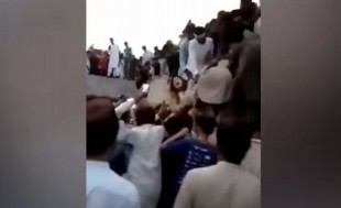Una turba de 400 hombres desnuda y agrede a una usuaria de TikTok en Lahore