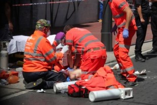 Muere una de las heridas tras arrollar un coche una terraza de Ponferrada