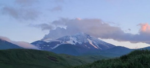 El raro evento en Alaska de tres volcanes en erupción, con dos más en riesgo de despertar