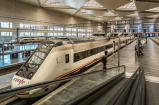 En España siguen faltando conexiones esenciales ferroviarias como alternativa sostenible al coche o el avión; algunos trayectos son casi imposibles incluso entre grandes ciudades
