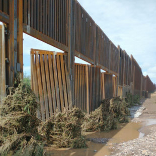 El muro fronterizo de Trump destrozado por las lluvias monzónicas de Arizona (ING)