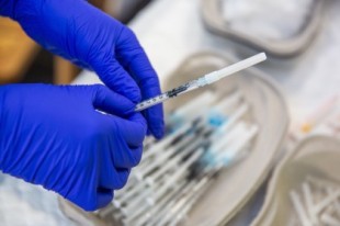 EEUU da su plena aprobación a la vacuna de Pfizer y BioNTech