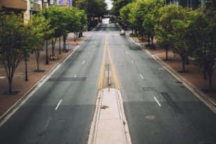 El "asfalto frío" no es ninguna broma: puede bajar 2º la temperatura de las ciudades y reducir hasta un 6% sus emisiones según el MIT
