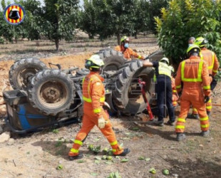 Fallece en Tous un agricultor al quedar atrapado tras volcar su tractor