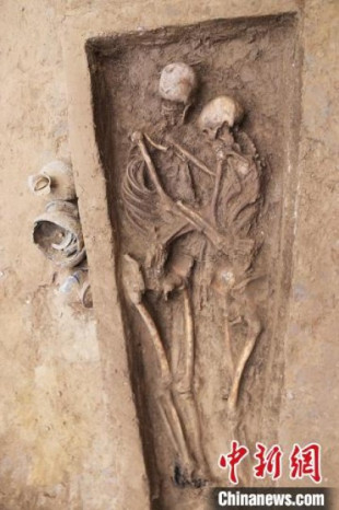 Arqueólogos desentierran el "abrazo fúnebre" en mejor estado de la dinastía Wei del Norte