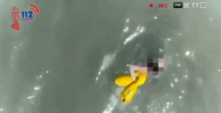Salvada una mujer en Guardamar del Segura con la ayuda de un salvavidas lanzado por un dron