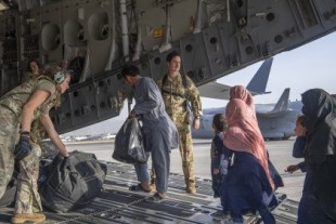 Funcionarios estadounidenses proporcionaron a los talibanes nombres de estadounidenses y aliados afganos que debían evacuar [ENG]