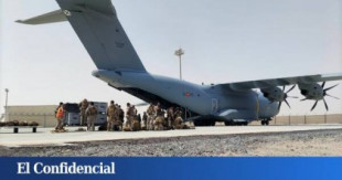 Un traductor rescatado por España renunció a subir al avión por ayudar en el aeropuerto