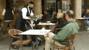 España bate el récord de 9,1 millones de trabajadores con título superior en un mercado 'de camareros'