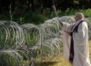 Sacerdotes polacos bendicen los alambres de espino en la frontera con Bielorrusia