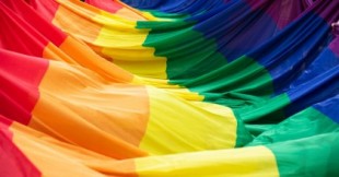 Acosan a una niña de 12 años por llevar una bolsa LGTBI en Vitoria